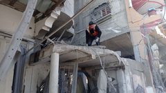 انتشال شهداء ومصابين من منزل عائلة قصف بطيران الاحتلال وسط رفح