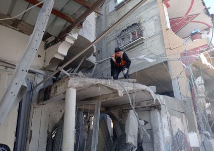 انتشال شهداء ومصابين من منزل عائلة قصف بطيران الاحتلال وسط رفح