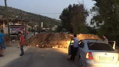 الاحتلال يغلق مدخل بزاريا بالسواتر الترابية