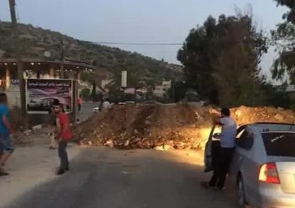 الاحتلال يغلق مدخل بزاريا بالسواتر الترابية