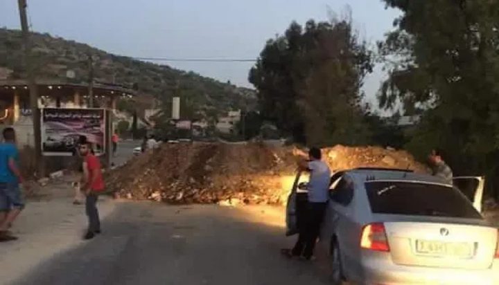 الاحتلال يغلق مدخل بزاريا بالسواتر الترابية