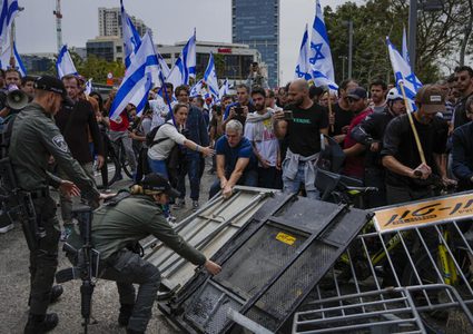 للمرة الأولى: سيارات مكافحة الشغب تقمع المتظاهرين بإسرائيل