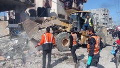 انتشال شهداء ومصابين من منزل عائلة قصف بطيران الاحتلال وسط رفح