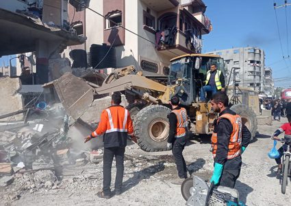 انتشال شهداء ومصابين من منزل عائلة قصف بطيران الاحتلال وسط رفح