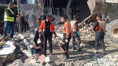 انتشال شهداء ومصابين من منزل عائلة قصف بطيران الاحتلال وسط رفح