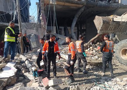 انتشال شهداء ومصابين من منزل عائلة قصف بطيران الاحتلال وسط رفح