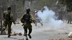 إصابات بالاختناق واعتقال شاب خلال اقتحام الاحتلال قريوت جنوب نابلس