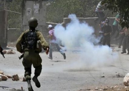 إصابات بالاختناق واعتقال شاب خلال اقتحام الاحتلال قريوت جنوب نابلس