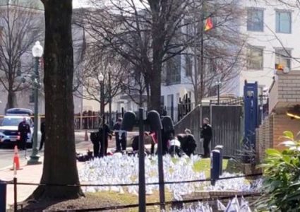 رجل يحرق نفسه أمام سفارة إسرائيل في واشنطن