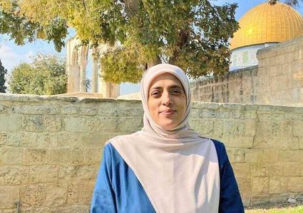 الاحتلال يصدر قراراً بمنع سفر المرابطة المقدسية خديجة خويص
