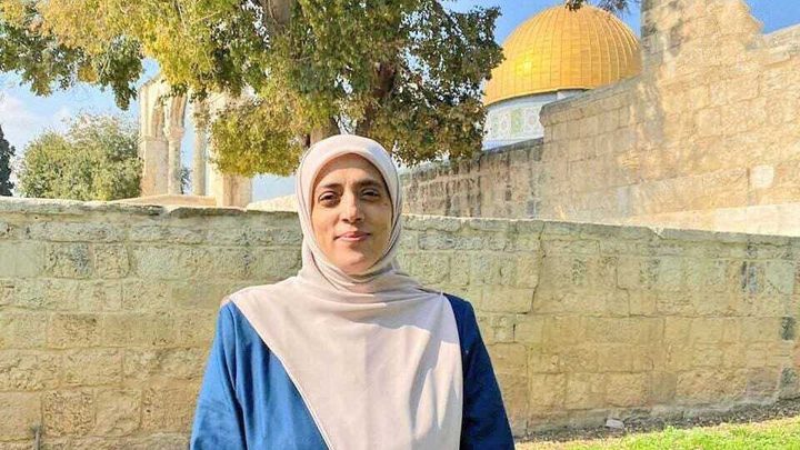 الاحتلال يصدر قراراً بمنع سفر المرابطة المقدسية خديجة خويص
