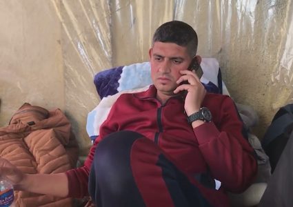 شاب من غزة يواجه صعوبة في تدبير تكاليف إنقاذ أسرته من براثن الحرب