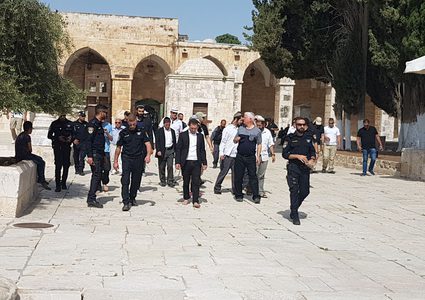 عشرات المستوطنين يقتحمون الأقصى والاحتلال ينصب كاميرات مراقبة على السور الغربي