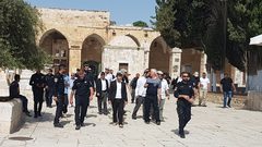 عشرات المستوطنين يقتحمون الأقصى والاحتلال ينصب كاميرات مراقبة على السور الغربي