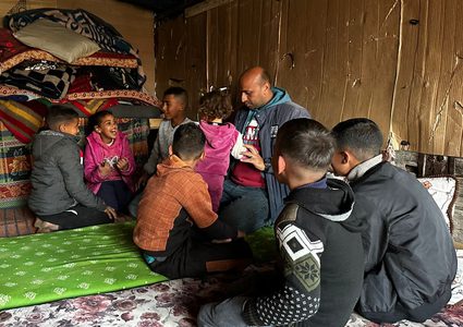 النازحون في غزة يقيمون داخل مركباتهم لصعوبة الحصول على الخيام في مدينة رفح