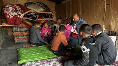 النازحون في غزة يقيمون داخل مركباتهم لصعوبة الحصول على الخيام في مدينة رفح