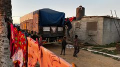 النازحون في غزة يقيمون داخل مركباتهم لصعوبة الحصول على الخيام في مدينة رفح