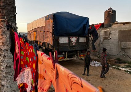 النازحون في غزة يقيمون داخل مركباتهم لصعوبة الحصول على الخيام في مدينة رفح