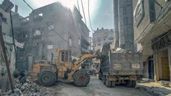 بلدية مخيم المغازي وسط قطاع غزة تفتح المدخل الرئيس وتزيل الركام الذي خلفه تدمير الاحتلال.