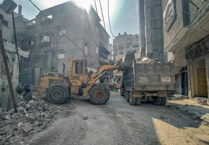 بلدية مخيم المغازي وسط قطاع غزة تفتح المدخل الرئيس وتزيل الركام الذي خلفه تدمير الاحتلال.
