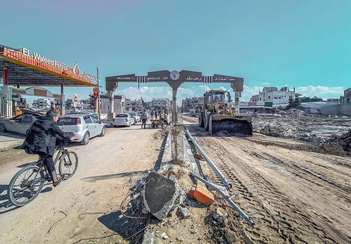 بلدية مخيم المغازي وسط قطاع غزة تفتح المدخل الرئيس وتزيل الركام الذي خلفه تدمير الاحتلال.