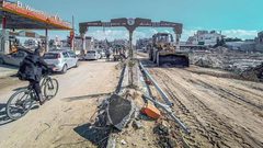 بلدية مخيم المغازي وسط غزة تفتح المدخل الرئيس وتزيل الركام الذي خلفه الاحتلال