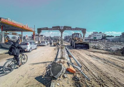 بلدية مخيم المغازي وسط قطاع غزة تفتح المدخل الرئيس وتزيل الركام الذي خلفه تدمير الاحتلال.