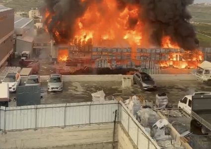 اندلاع حريق ضخم في مصنع للمواد البلاستيكية في مدينة الخليل