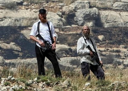 مستعمرون يطلقون الرصاص وجنود الاحتلال يعتقلون مواطنين بمسافر يطا