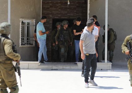 الاحتلال يقتحم مقر الوحدة القانونية للجنة إعمار الخليل