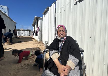 رغم حصار الاحتلال..نازحون يقيمون مخيما بجوار مستشفى في القطاع لتسهيل الوصول إليه