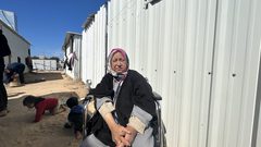 رغم حصار الاحتلال..نازحون يقيمون مخيما بجوار مستشفى في القطاع لتسهيل الوصول إليه