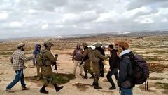 مستوطنون يطلقون الرصاص وجنود الاحتلال يعتقلون مواطنين بمسافر يطا