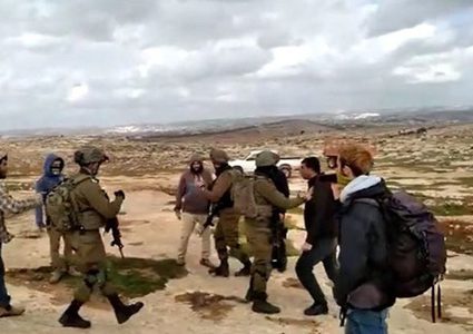 مستوطنون يطلقون الرصاص وجنود الاحتلال يعتقلون مواطنين بمسافر يطا