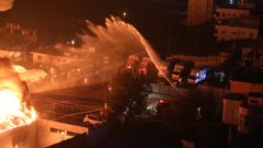 نيران مشتعلة في مصنع رويال للبلاستيك بمدينة الخليل جنوب الضفة الغربية، والذي يعد أحد أكبر مصانع المواد البلاستيكية في الضفة