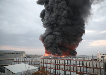 حريق في مصنع رويال للبلاستيك بمدينة الخليل