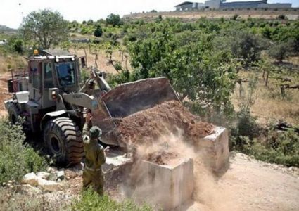 الاحتلال يغلق مدخل حارس غرب سلفيت بالسواتر الترابية