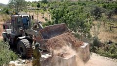 الاحتلال يغلق مدخل حارس غرب سلفيت بالسواتر الترابية