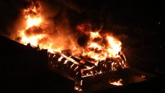 نيران مشتعلة في مصنع رويال للبلاستيك بمدينة الخليل جنوب الضفة الغربية، والذي يعد أحد أكبر مصانع المواد البلاستيكية في الضفة