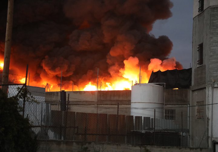 نيران مشتعلة في مصنع رويال للبلاستيك بمدينة الخليل جنوب الضفة الغربية، والذي يعد أحد أكبر مصانع المواد البلاستيكية في الضفة