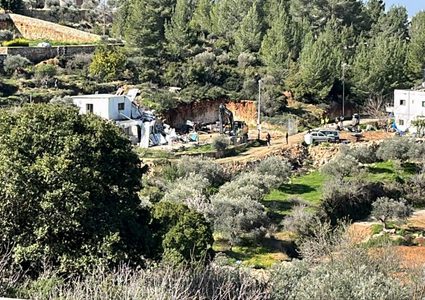 قوات الاحتلال تهدم 3 منازل في الولجة غرب بيت لحم