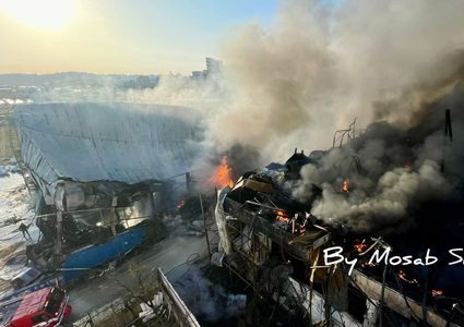 آثار الحريق الذي اندلع في مصنع رويال بمحافظة الخليل عصر يوم أمس.