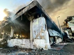 آثار الحريق الذي اندلع في مصنع رويال بمحافظة الخليل عصر يوم أمس.