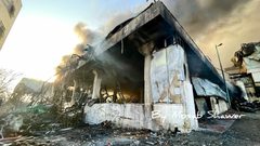 آثار الحريق الذي اندلع في مصنع رويال بمحافظة الخليل عصر يوم أمس