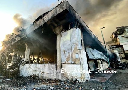 آثار الحريق الذي اندلع في مصنع رويال بمحافظة الخليل عصر يوم أمس