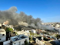 آثار الحريق الذي اندلع في مصنع رويال بمحافظة الخليل عصر يوم أمس.