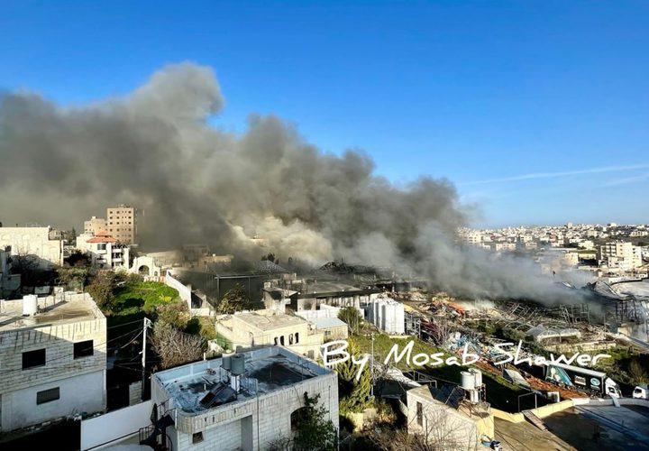 آثار الحريق الذي اندلع في مصنع رويال بمحافظة الخليل عصر يوم أمس.