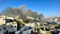 آثار الحريق الذي اندلع في مصنع رويال بمحافظة الخليل عصر يوم أمس