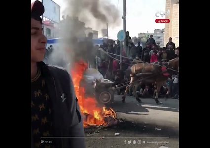 نازحون في رفح يشعلون النار في إطارات سيارات في احتجاج نادر على ارتفاع الأسعار