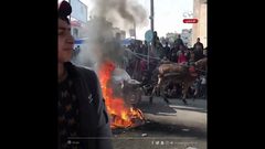 نازحون في رفح يشعلون النار في إطارات سيارات في احتجاج نادر على ارتفاع الأسعار